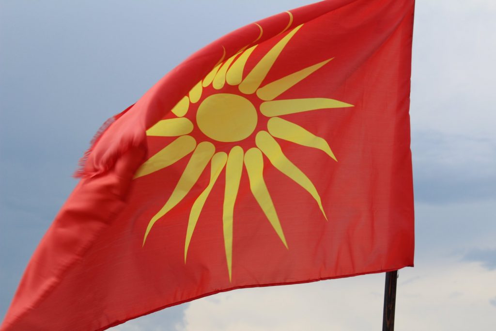 НА ДЕНЕШЕН ДЕН: Изгреа 16 зрачното знаме кое сега е забрането