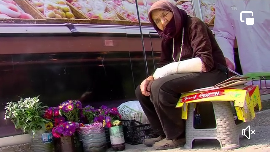 Тежок живот поминав, да не даде Господ вака на никој, не сакам да барам од луѓето и да буричкам по канти, колку ќе заработам толку – Тетка Ѓурѓа од Карпош (Видео)
