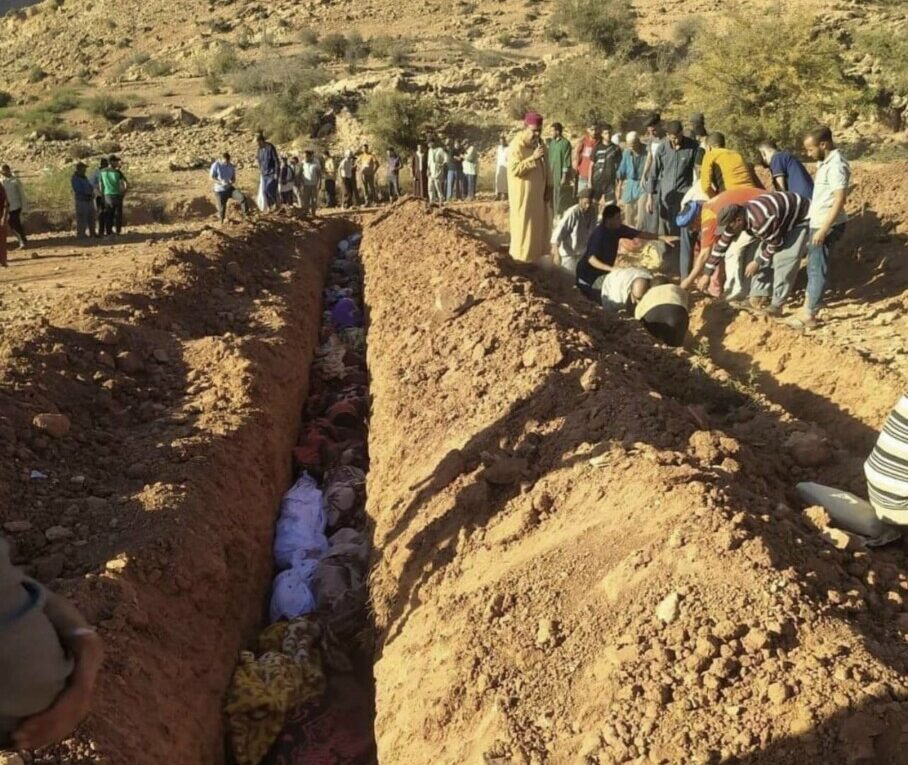 (ВИДЕО)Ужасни слики: Масовни гробници во Мароко, од разорниот земјотрес досега над 2900 загинати