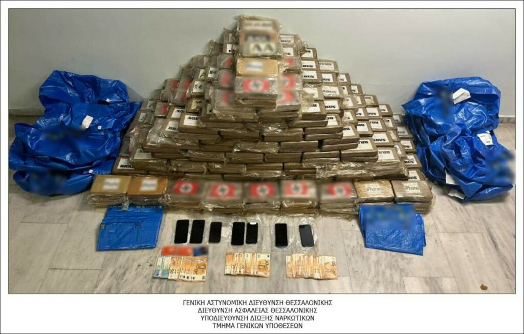 ФОТО: Албанско семејство уапсено во Солун СО ПОЛА ТОН КОКАИН