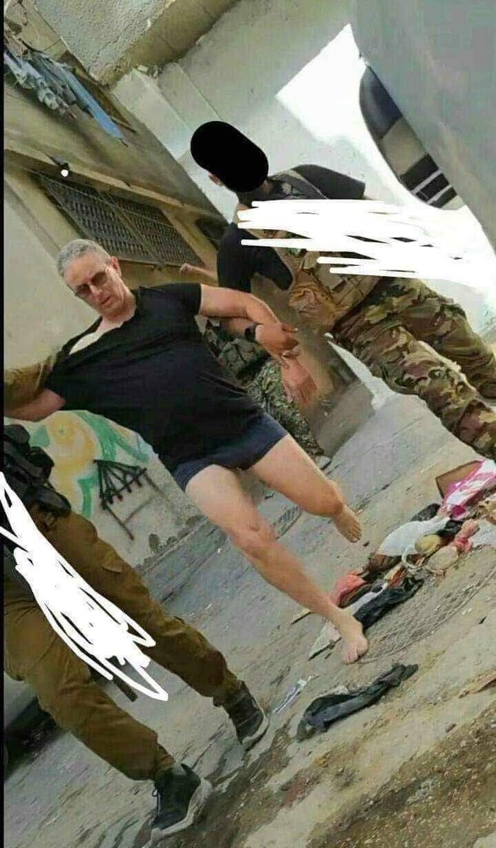 (Фото) Заробен израелски командант на дивизија – го парадираат по долна облека ширум Газа