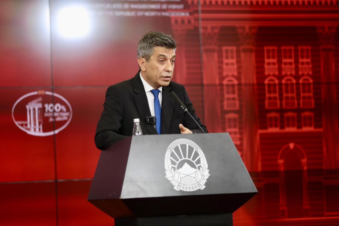 Шест нови еколошки автобуси за Скопје, најави министерот Меџити