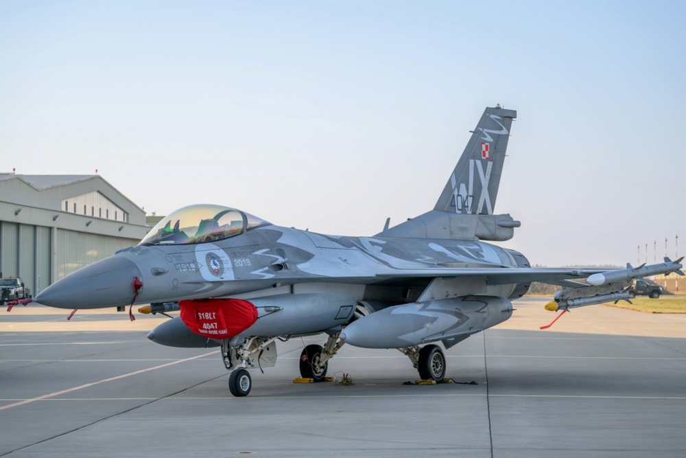 Полјаците ги прилагодуваат цивилните аеродроми за воена намена