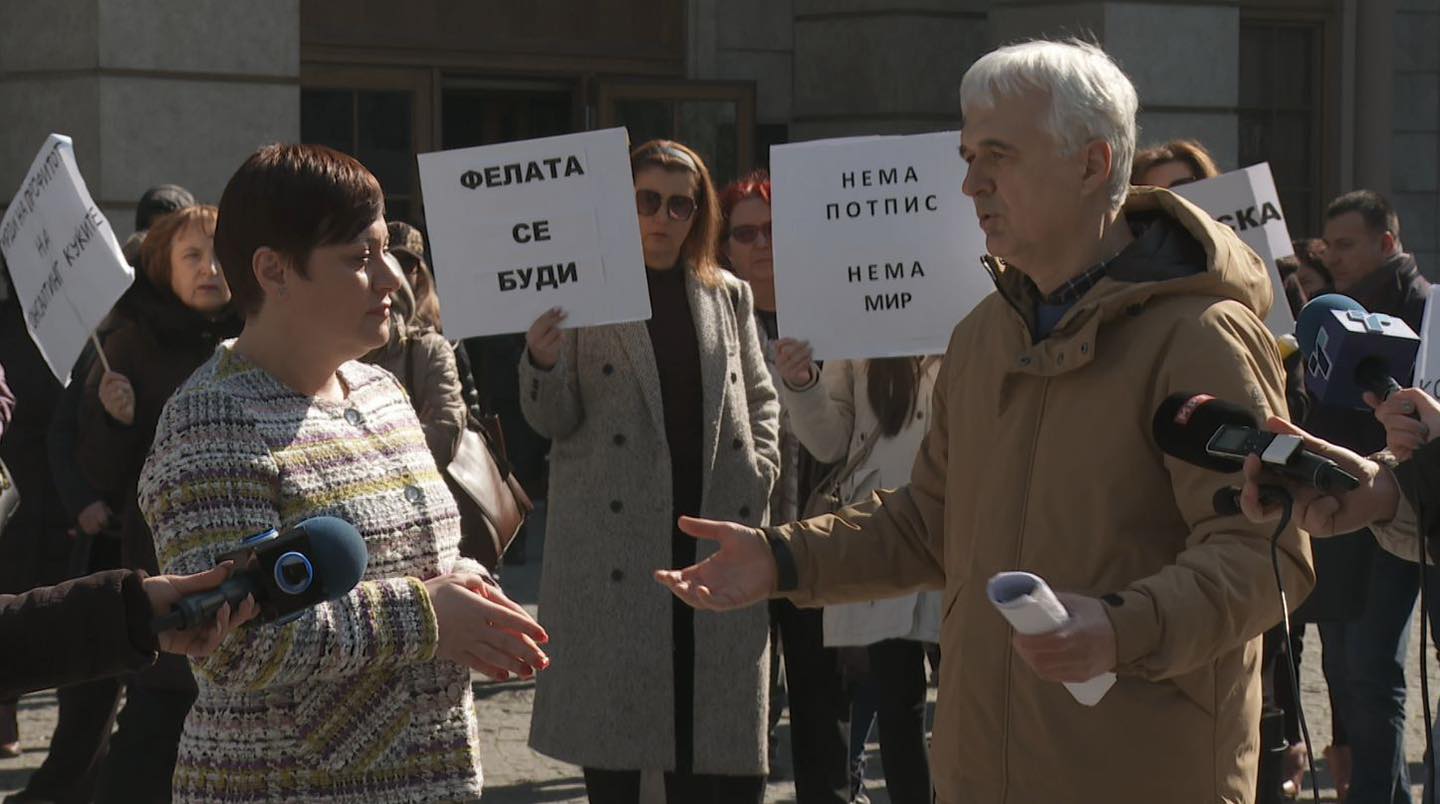 Министерката за финансии дојде на протестот на сметководителите, им порача дека решение ќе се најде