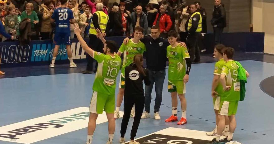 Идол и на новите генерации: Играчите на Бриксен со ред се фотографираа со Лазаров (ФОТО)