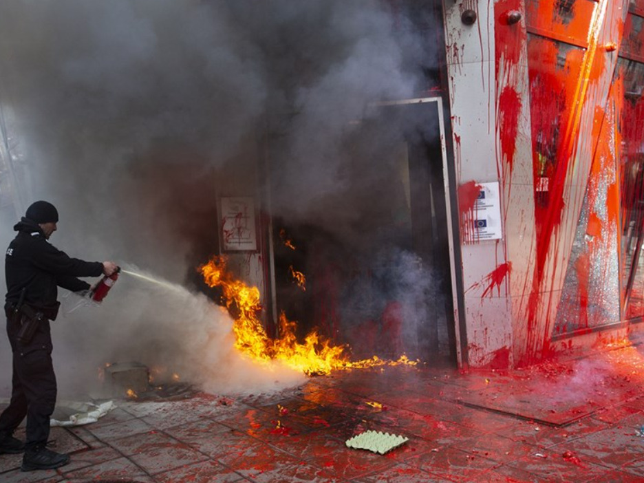 Судири помеѓу демонстрантите и полицијата во Софија, десничарите против воведување на еврото: Погледнете што се случува таму (ФОТО+ВИДЕО)