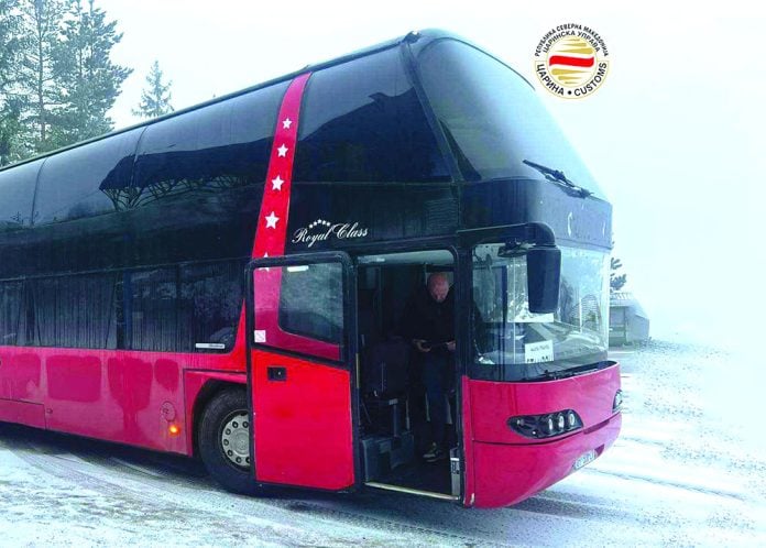 Македонските цариници запленија “специјален” косовски автобус, погледнете што пронашле во него (ФОТО)
