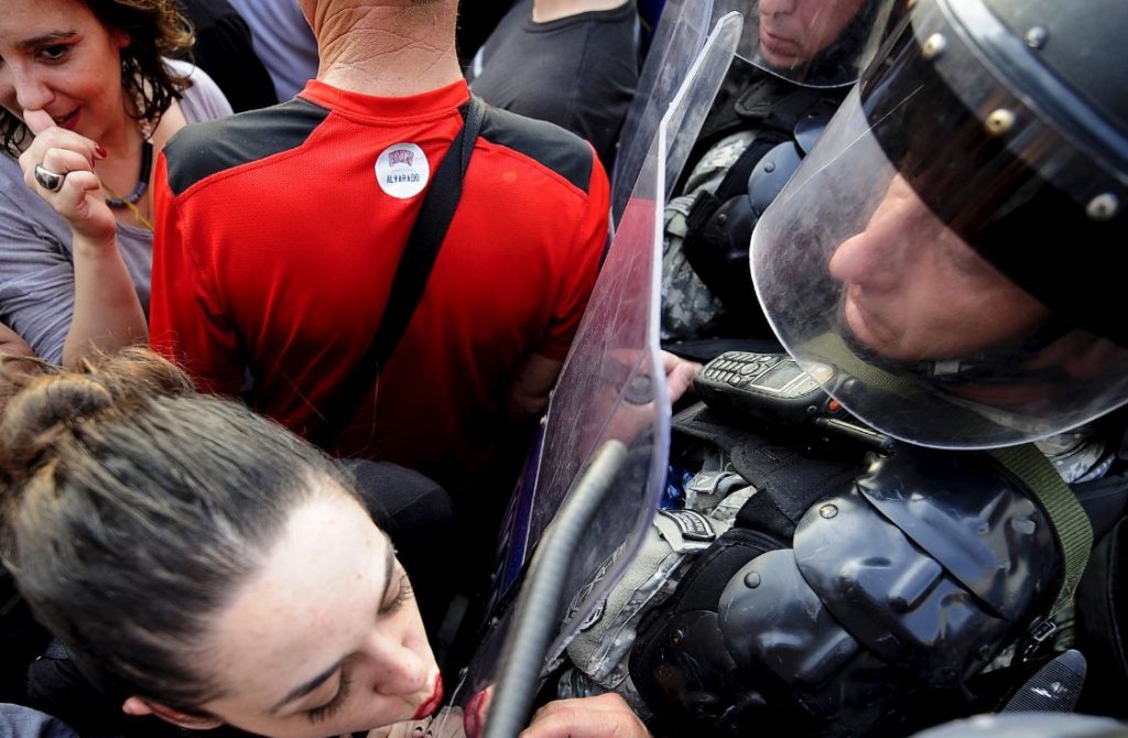 Сорос фрлале пари и за „шарената“ девојка која „спонтано“ се шминкаше пред штитот на полицаецот