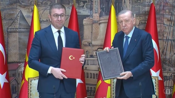 Ердоган: Нашите односи над 30 години се цврсти како што е цврст и Камениот мост во Скопјe