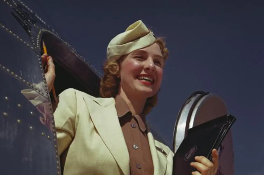 Условите за работа за стјуардесите од 1954 година предизвикале лавина од коментари: „Ова е толку многу одвратно“