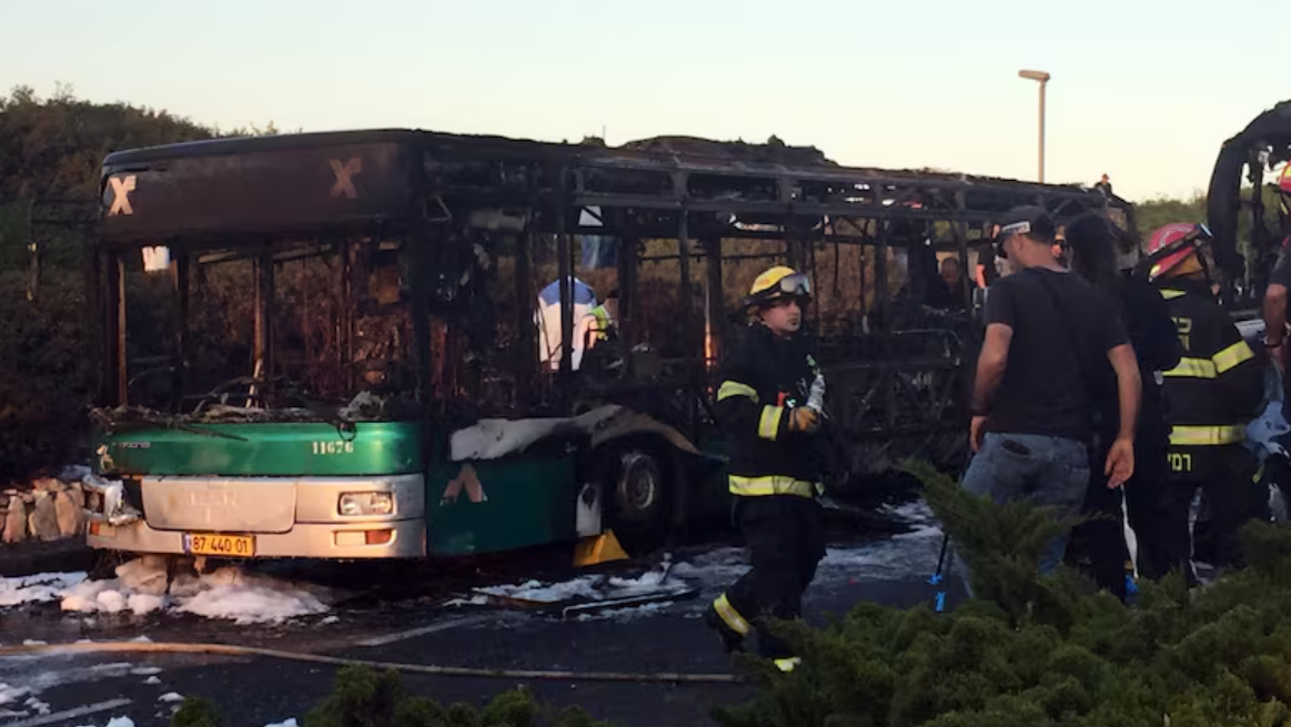 Експлозии одекнаа во три автобуси во Израел, властите се сомневаат дека е терористички напад