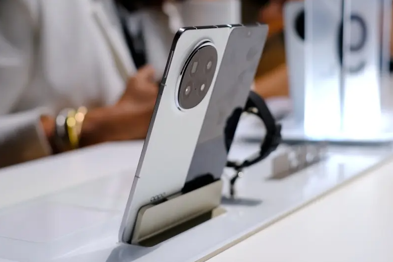 Претставен најтенкиот телефон на преклоп во светот (ФОТО/ВИДЕО)