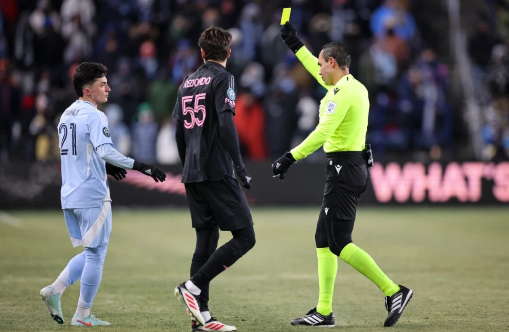 Судија суспендиран шест месеци поради Меси – погледнете што направи откако заврши мечот (ВИДЕО)