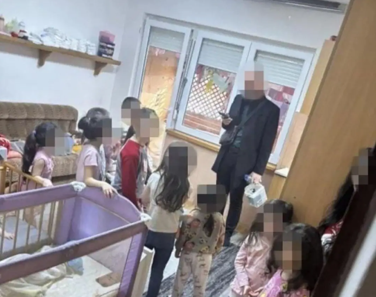 Осуммина, меѓу кои и полицаец и мајка му се уапсени, откако 31 дете се најдени во куќа во БиХ