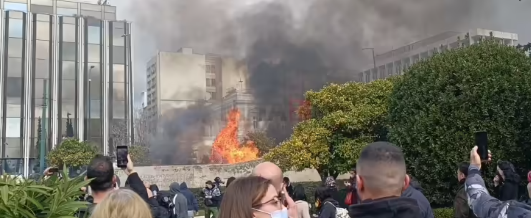 Сериозни инциденти во центарот на Атина по протестот за железничката несреќа