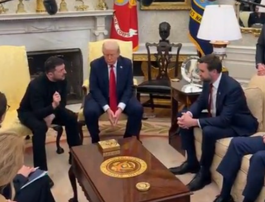 Tрамп го праша Зеленски зошто не носи костум, еве што му одговори