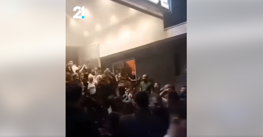 Се појави нова снимка од влезот на дискотеката во Кочани: Чад, паника и стампедо