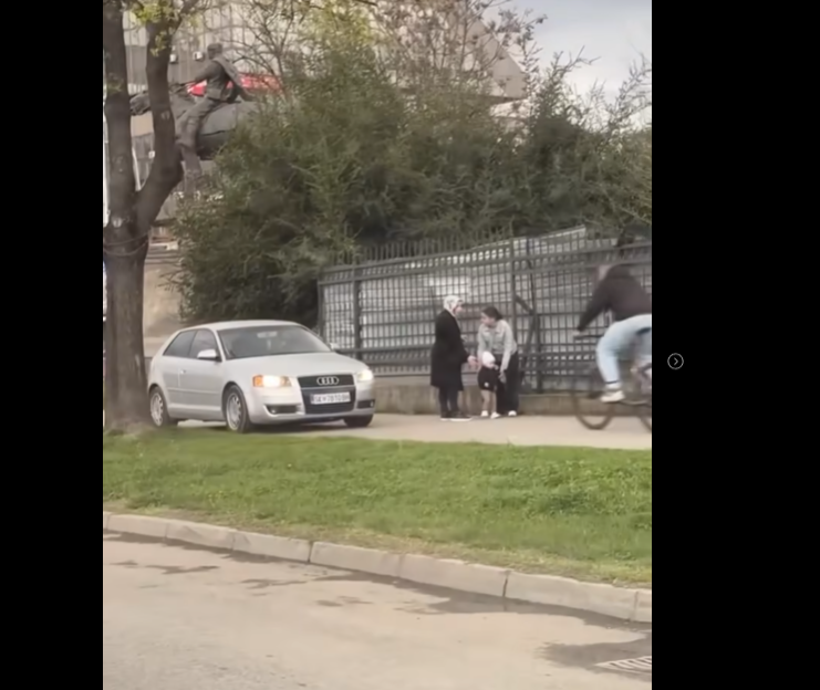 СКАНДАЛ ВО ЦЕНТАРОТ НА СКОПЈЕ: Две жени се обидуваат да го заштитат детето од автомобил кој вози по пешачка патека (ВИДЕО)