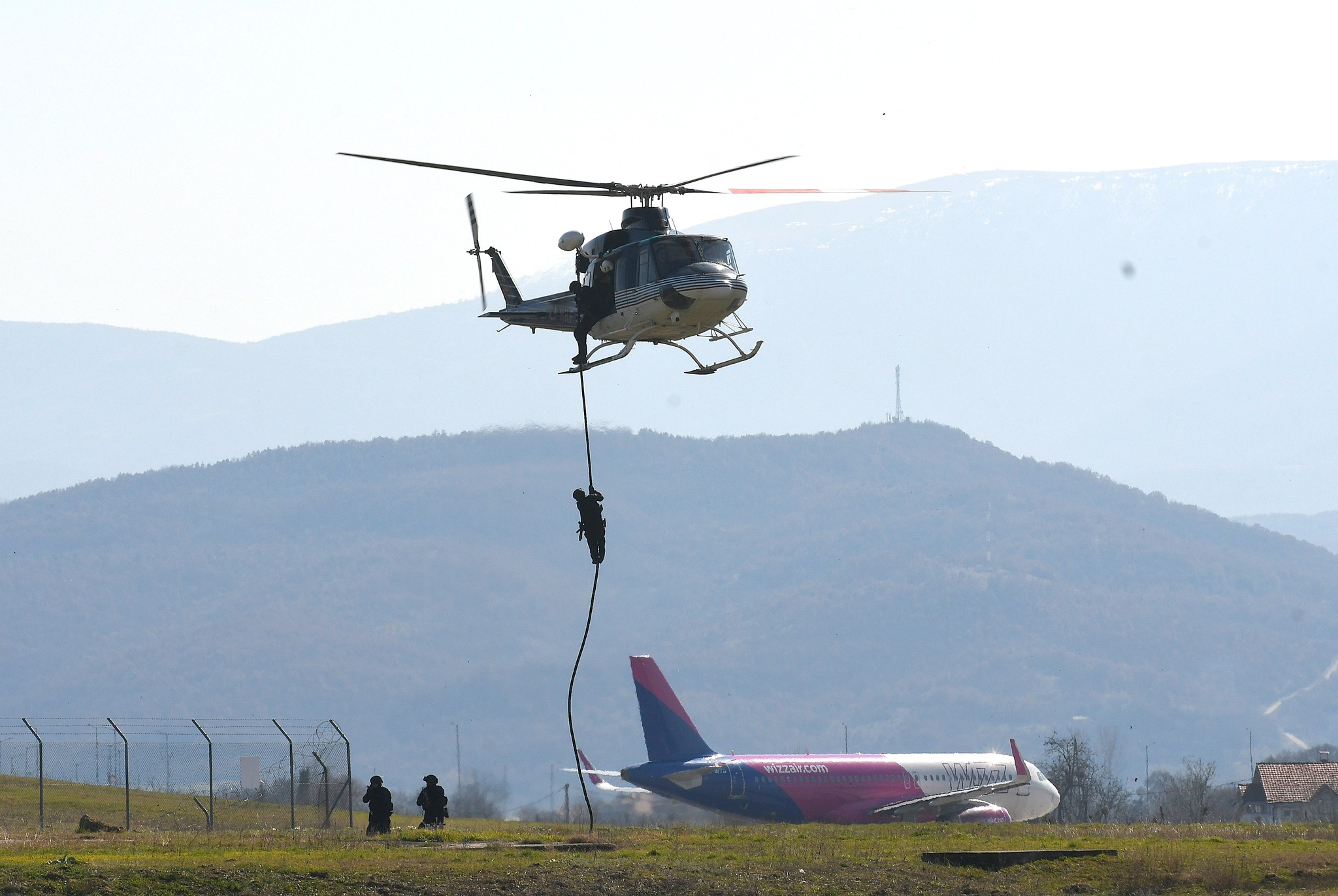 Полицијата спасуваше заложници на скопскиот аеродром – симулациска вежба на МВР и ТАВ Македонија