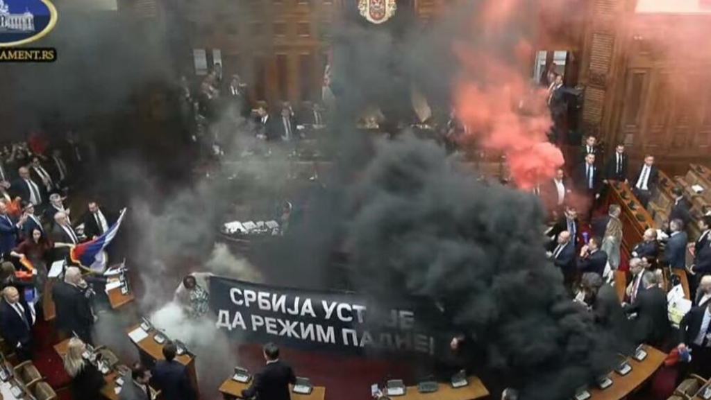 (ВИДЕО) Димни бомби и хаос во српското Собрание