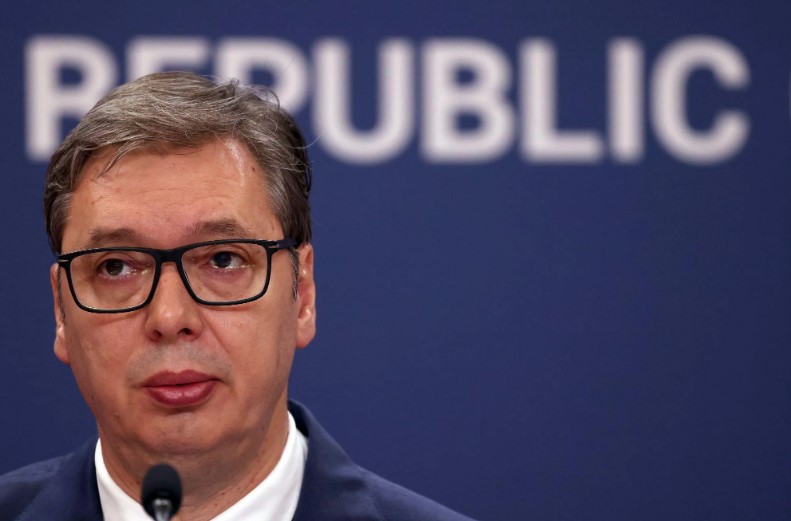 Вучиќ нарече новинарка на РТС „имбецил“, а потоа се извини