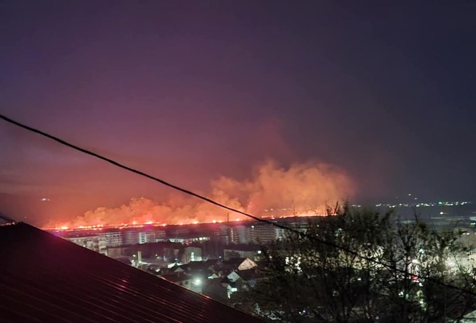 ГОЛЕМ ПОЖАР ВО СТРУМИЦА: Мобилизирани сите пожарникари, се борат огнот да не стигне до куќите и зградите (ФОТО)