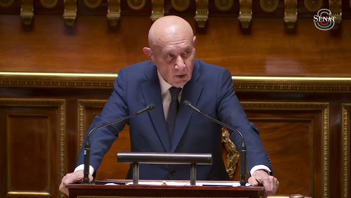 Француски сенатор: Со Америка владеат луд император и дрогиран дворски шут