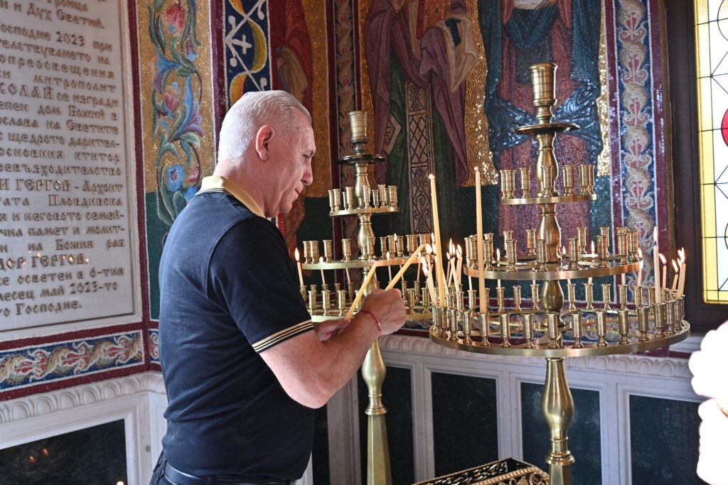 „Очите ми се полнат со солзи. Господ нека е со Македонија!“ – Стоичков со сочувство за трагедијата во Кочани