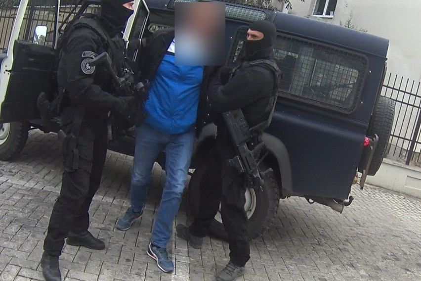 Претреси и апсења во Велес и Кавадарци, пронајдена дрога