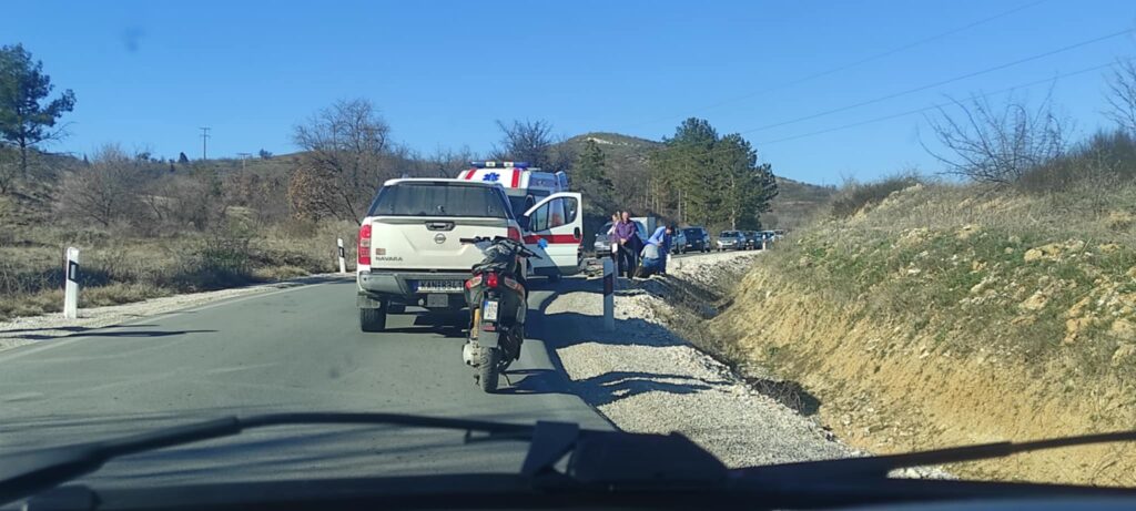 Велосипедист е повреден на патот кон Езеро Младост во незгода со автомобил, со Итна помош пренесен бил во велешка болница