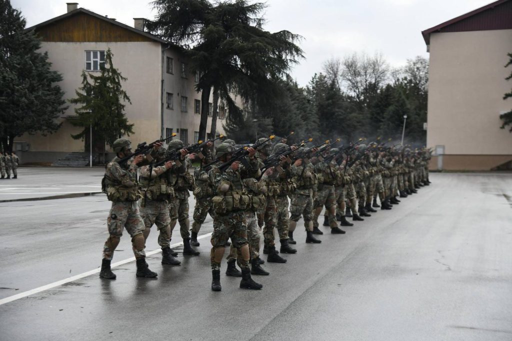 Испалување на 59 почесни плутони во спомен на жртвите од Кочани