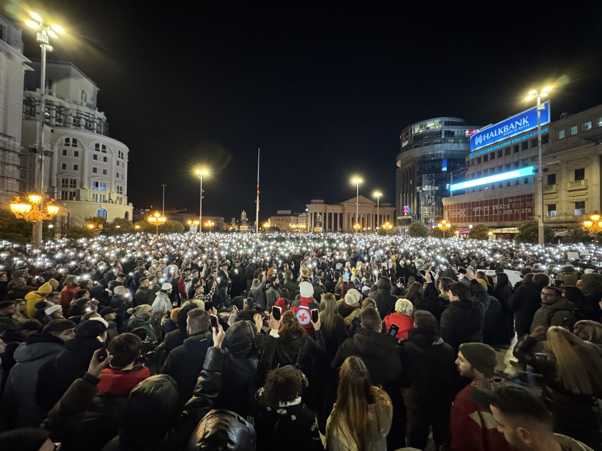 ВИДЕО: 16-минутна тишина ја обедини Македонија: Илјадници на плоштадот „Македонија“ ја изразија заедничката болка за жртвите во Кочани