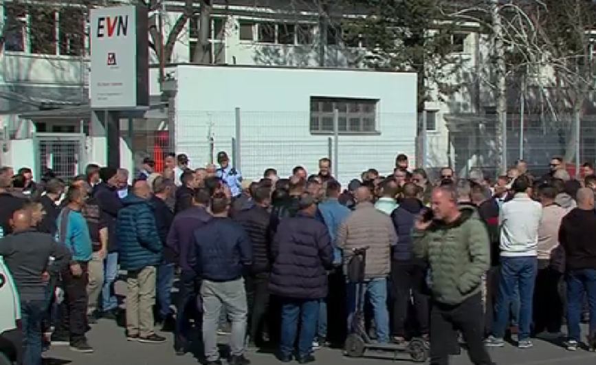 Протест пред пункт на ЕВН – граѓани реагираат поради високи сметки за струја