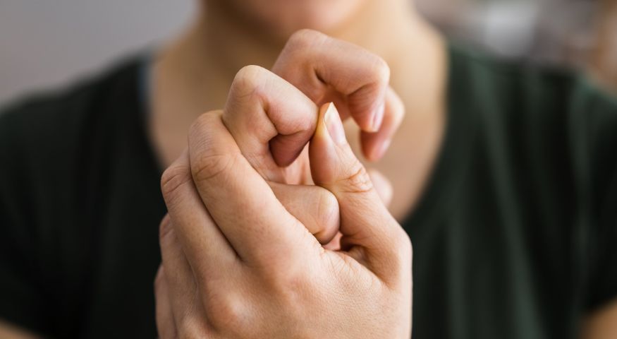 Што ќе се случи доколку секојдневно ги “пукате” вашите прсти?