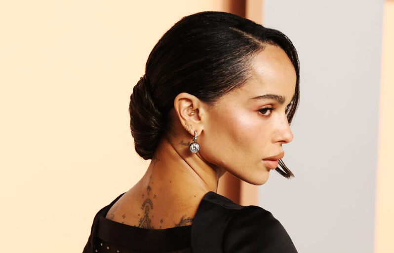 ВИДЕО: Со гол задник на забава по Оскарите – Зои Кравиц во необично издание го привлече вниманието