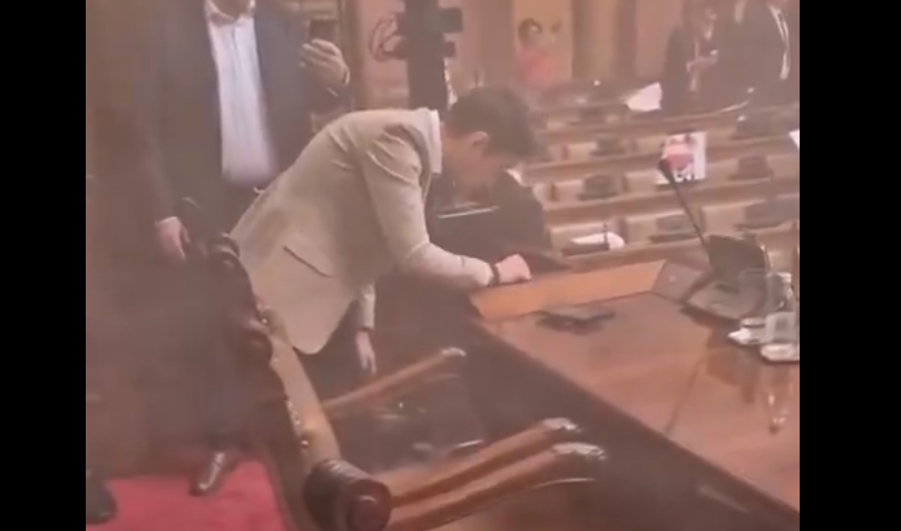ВИДЕО: Ана Брнабиќ гаѓана со солзавец, три пратенички повредени, погледнете што се случува во српскиот парламент
