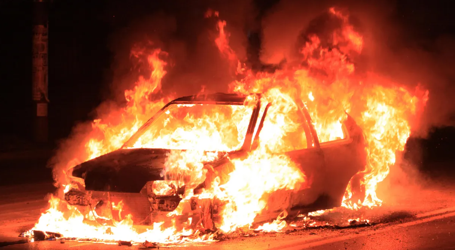 Опожарени две возила кај „Охис“, скопските пожарникари интервенирале на уште неколку пожари