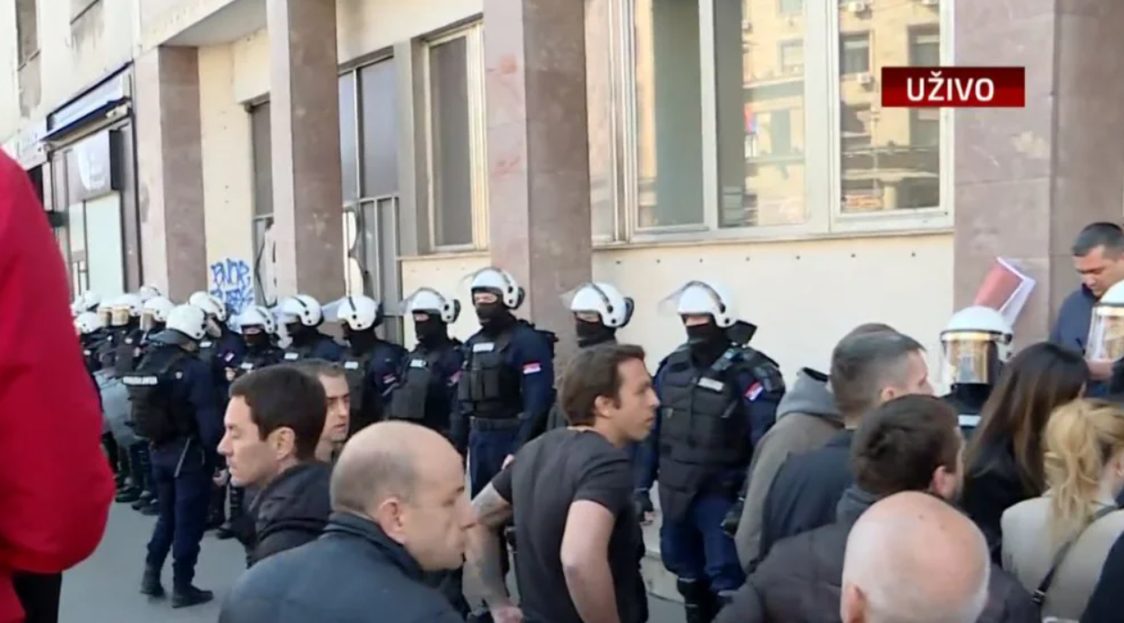 Општа тепачка меѓу припадници на безбедносните сили и граѓаните пред Собранието на Србија