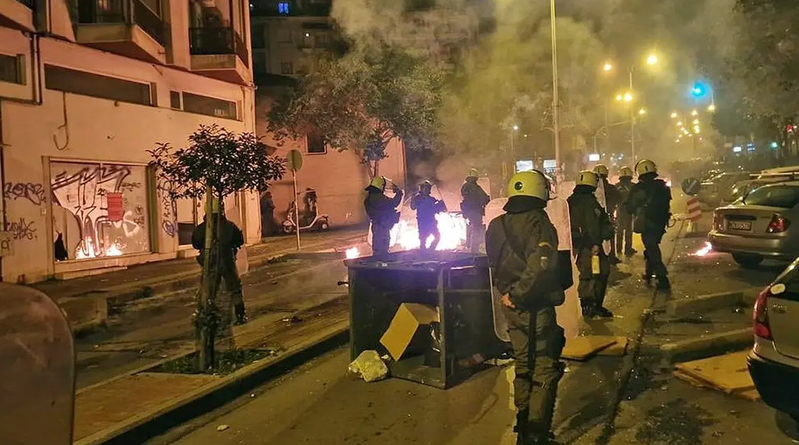 „Војна“ низ улиците на Солун: Одекнуваат експлозии, горат автомобили и контејнери (ВИДЕО)