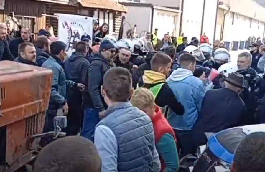 ВИДЕО: Жесток судир меѓу земјоделците и полицијата во Србија: „Извадија пендреци на нашите деца“