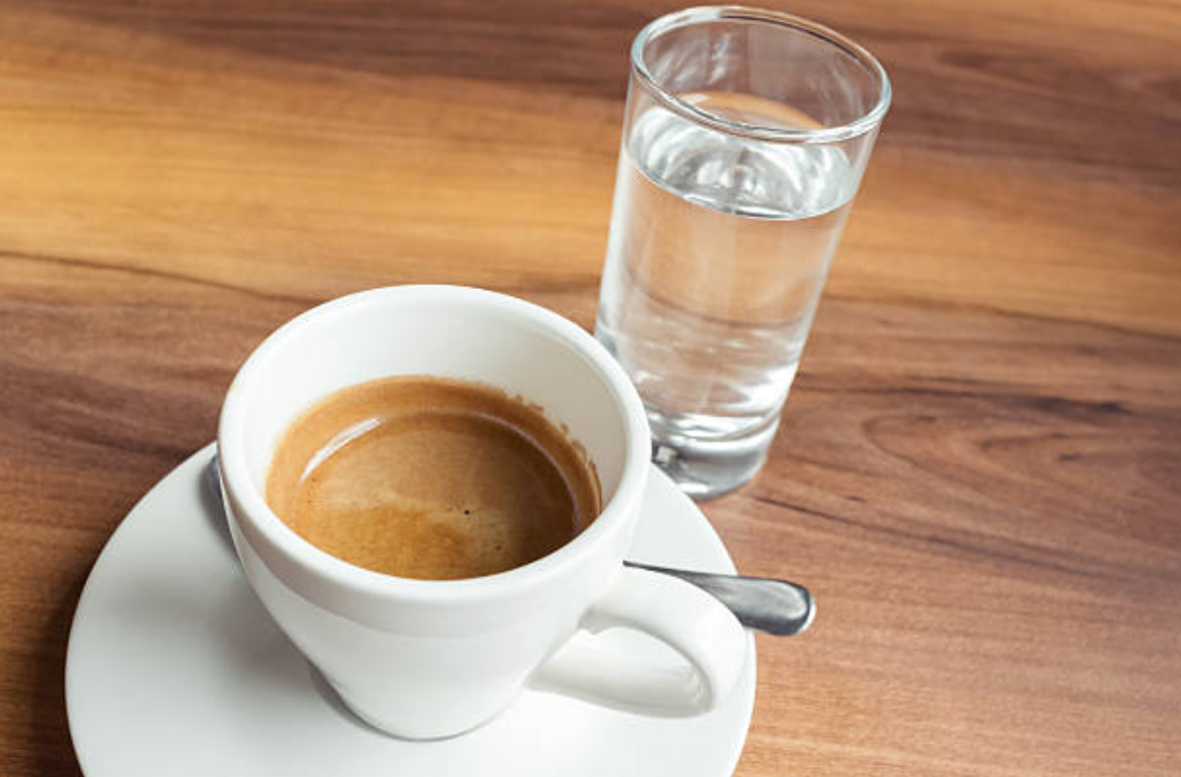 Не е за пиење: Дали сте знаеле зошто со кафето се служи и чаша вода?