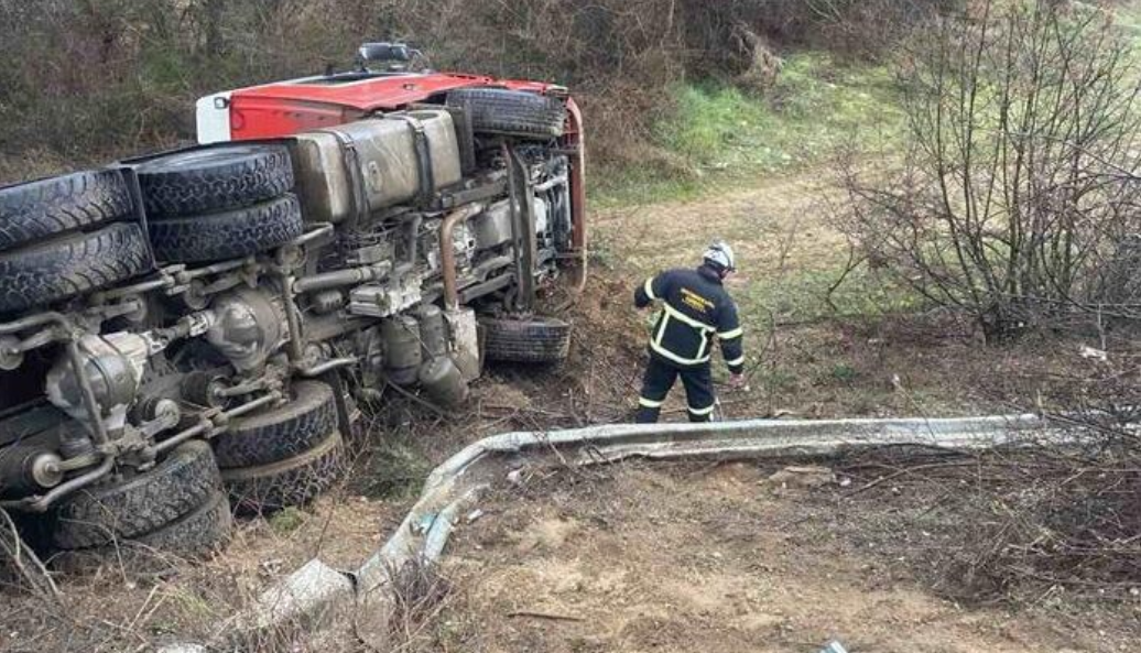 ФОТО: Камион со скопски таблички излета од патот во близина на селото Раец