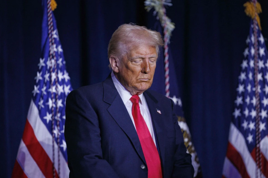 Поради еден детаљ на неговата рака, сите се загрижени за здравјето на Трамп (ФОТО)