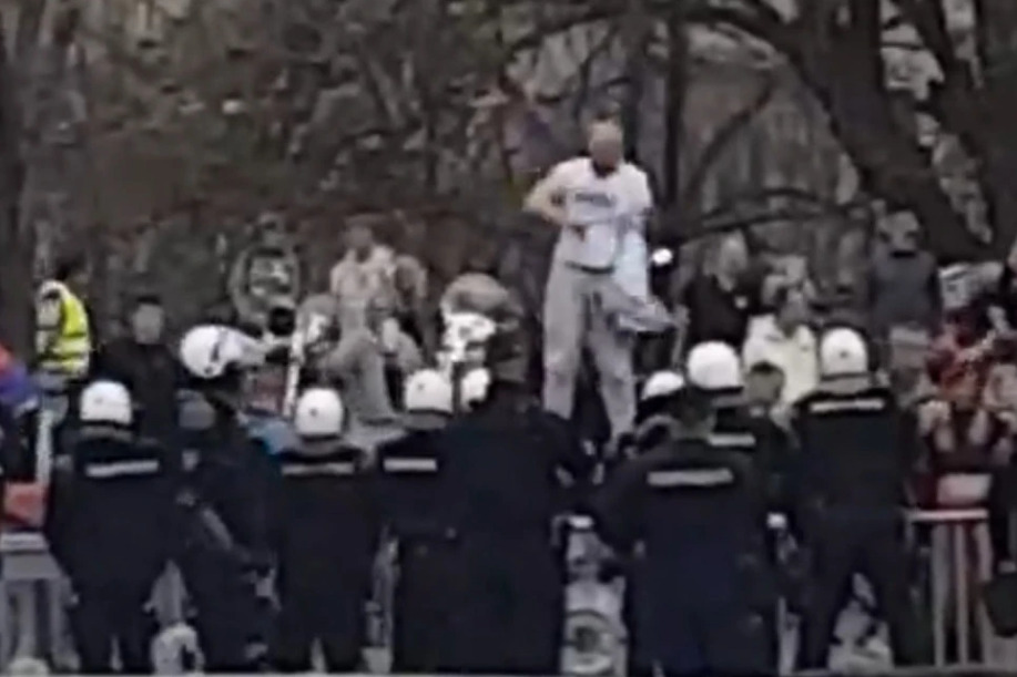 Лудница во Белград: Апсења и инциденти, еден од демонстрантите ги соблекол панталоните и им го покажал половиот орган на студентите (ВИДЕО)