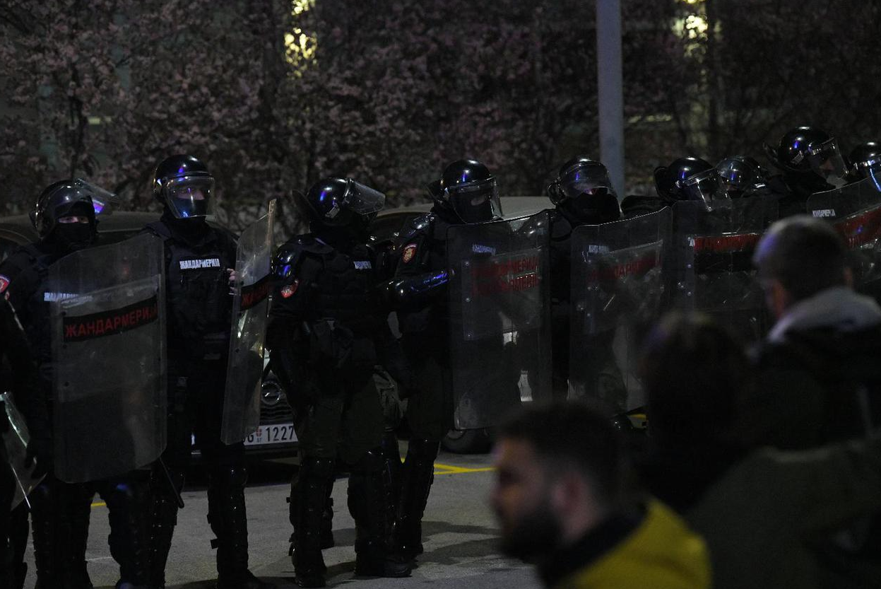 Полицијата во Белград на нозе: Се бара лице кое на Инстаграм објавило слика од Калашников и порака за денешниот протест (ФОТО)