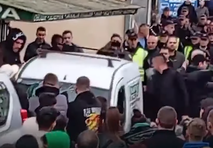 Граѓани го превртеа возилото на сопственикот на дискотеката каде загинаа 59 лица (ВИДЕО)