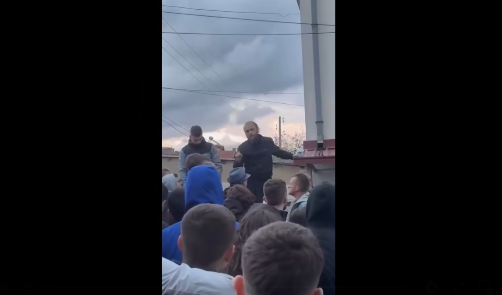 ВИДЕО: Свештеник ја смири гневната толпа луѓе пред куќата на Градоначалникот Папазов во Кочани