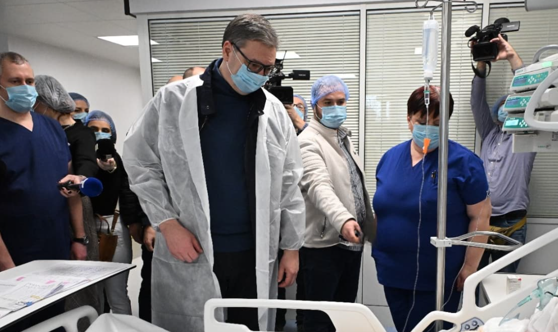 Претседателот Вучиќ ги посети повредените од трагичниот пожар во Кочани: „За нас е трагедија како да се случило тука“