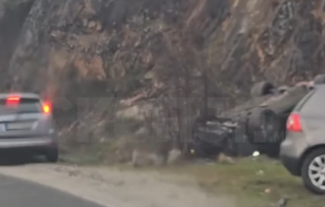 Тешка несреќа на Стража, автомобил превртен на кров (ВИДЕО)