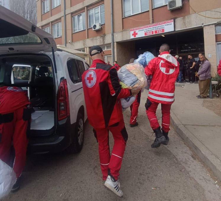 Не се дишеше во Македонија овие денови, но да кажам нешто за 165-те волонтери – моќен статус на Александра од Црвен крст